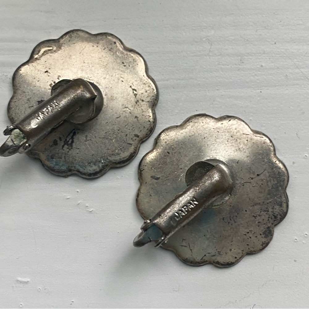 Vintage silver Asian clip on earrings - Picture 5 of 6